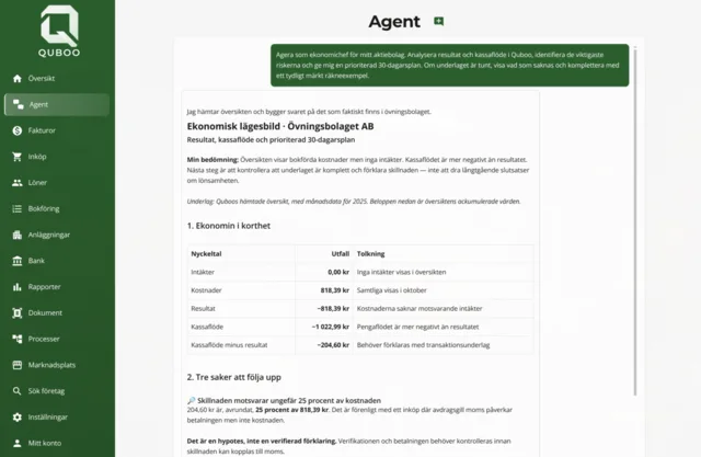 Quboos AI-agent som analyserar resultat och kassaflöde för ett övningsbolag och svarar med en ekonomisk lägesbild och en tabell över nyckeltal.